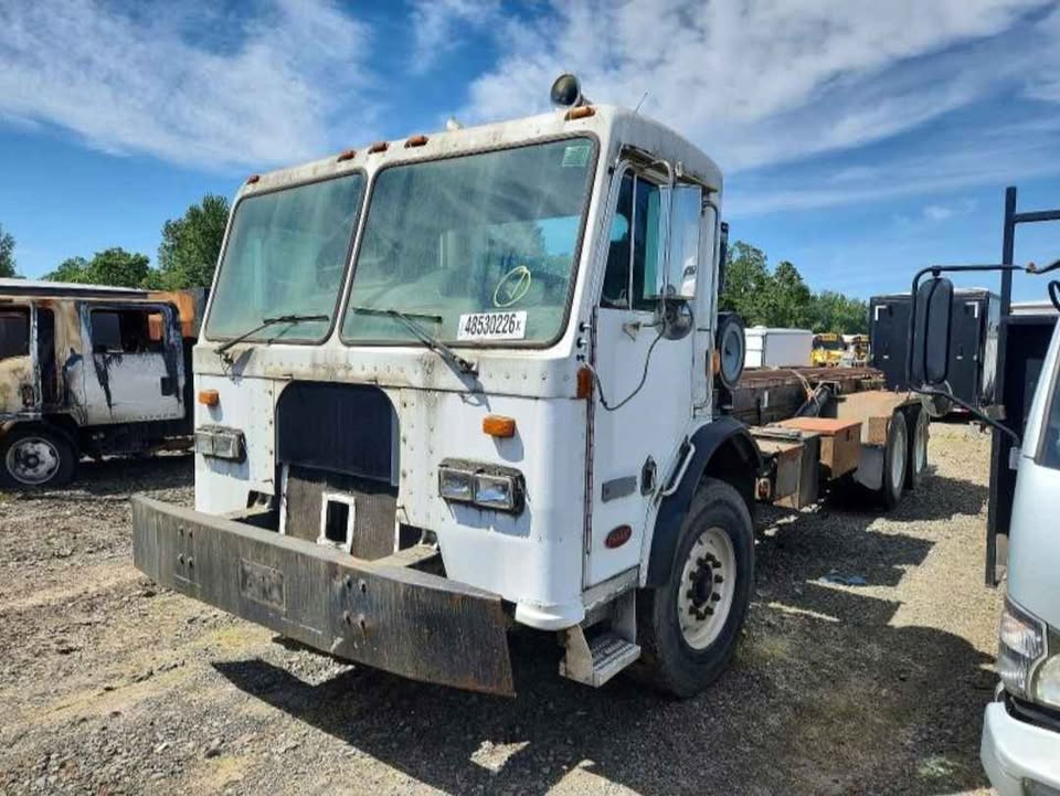 2001 Peterbilt 320 — photo 2