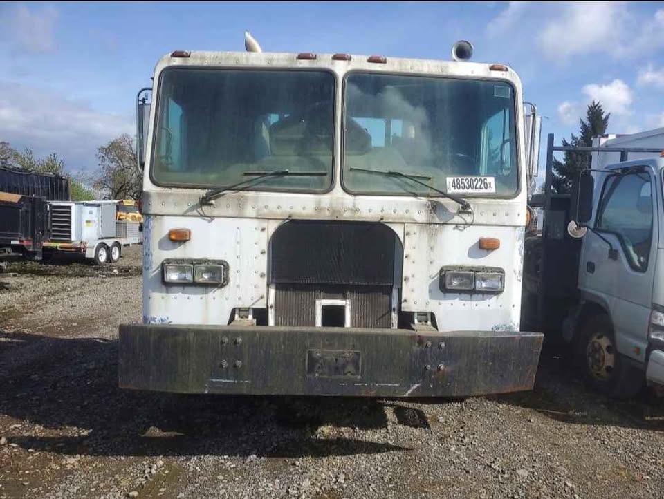 2001 Peterbilt 320 — photo 3