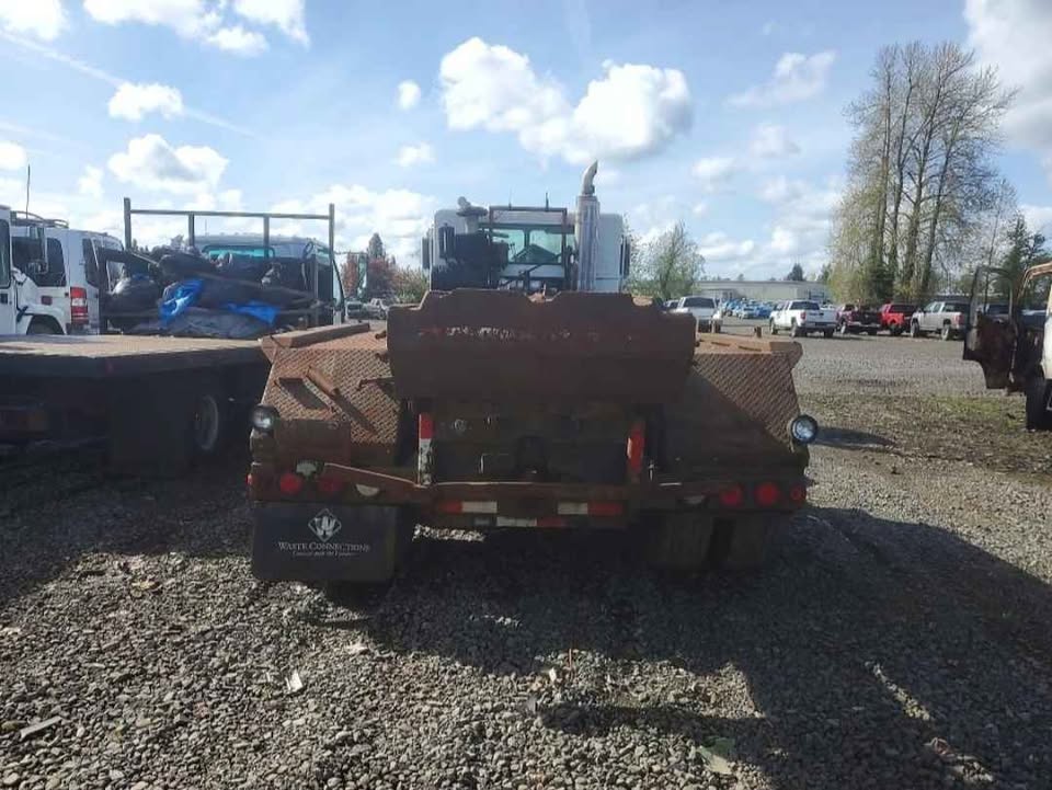 2001 Peterbilt 320 — photo 6