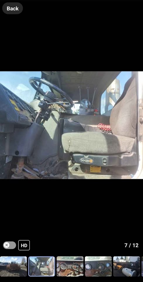 2001 Peterbilt 320 — photo 7