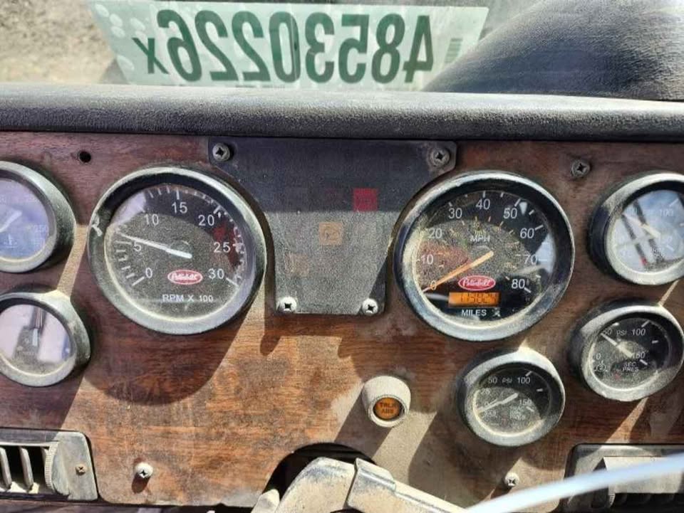 2001 Peterbilt 320 — photo 8