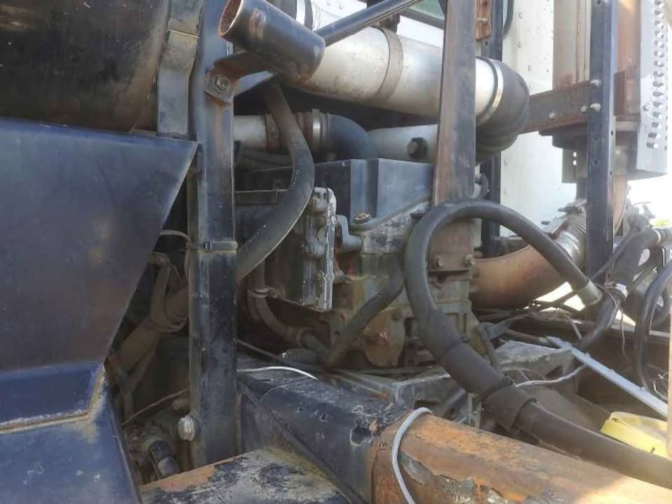 2001 Peterbilt 320 — photo 10